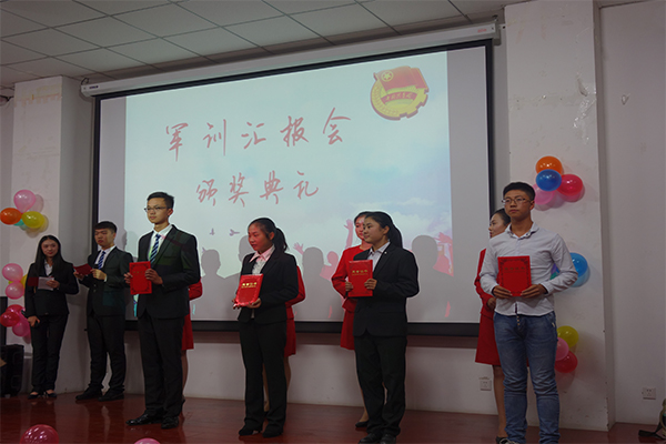 公司举办“明德砺志,向梦起航”军训汇报会 公司举办“明德砺志,向梦起航”军训汇报会