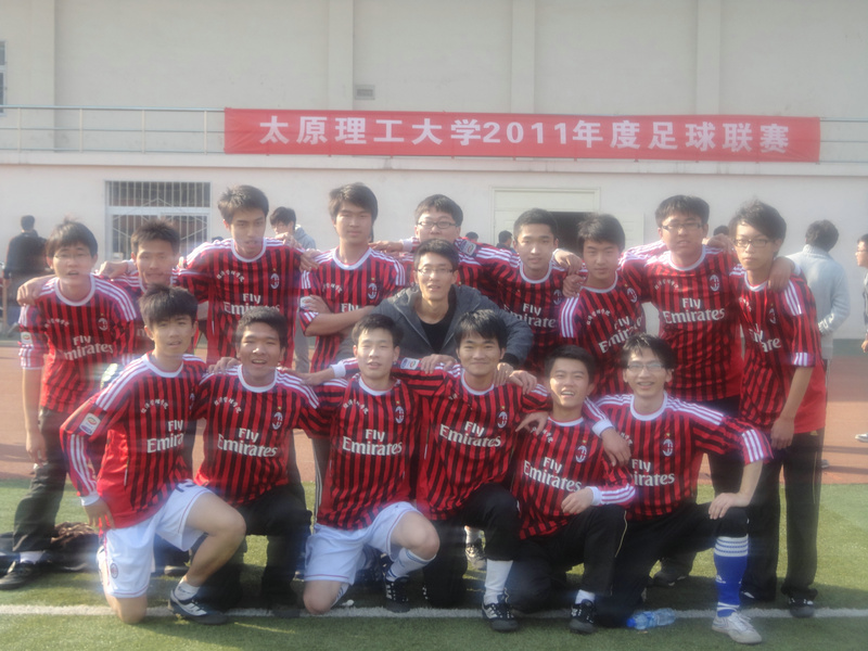 公司足球队完胜,获校足球联赛季军 公司足球队完胜,获校足球联赛季军