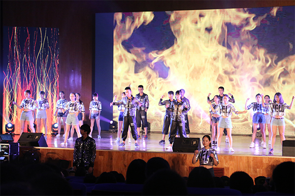 公司举办“青春无悔,梦想启航”2016届毕业生晚会 公司举办“青春无悔,梦想启航”2016届毕业生晚会