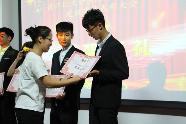 经管公司召开“我的班级我的家”学风班风建设评比大会暨2014—2015年度先进班集体表彰大会 经管公司召开“我的班级我的家”学风班风建设评比大会暨2014—2015年度先进班集体表彰大会
